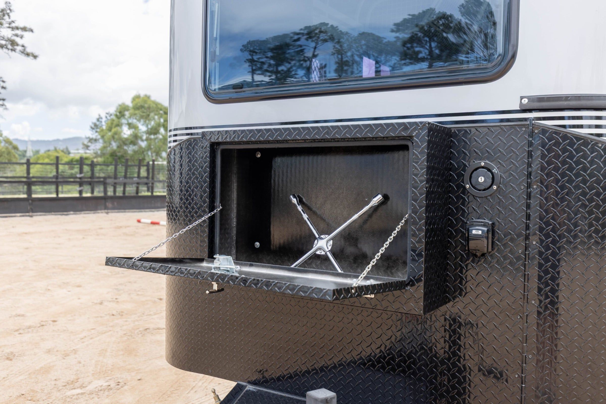 2 Horse Angle Load Camper Float L860 SN