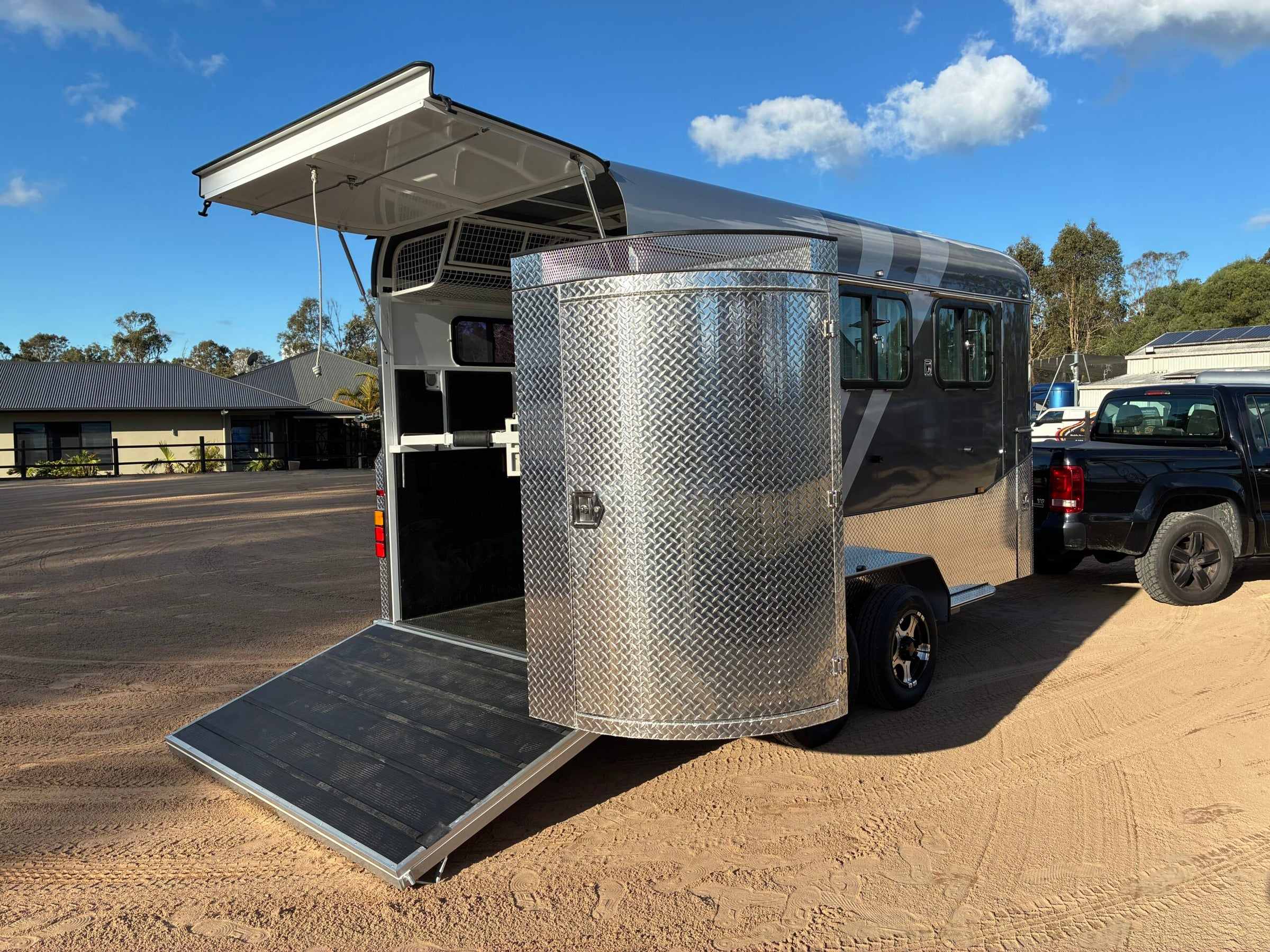 2 Horse Angle Load Camper Float L860 SN - Image 12