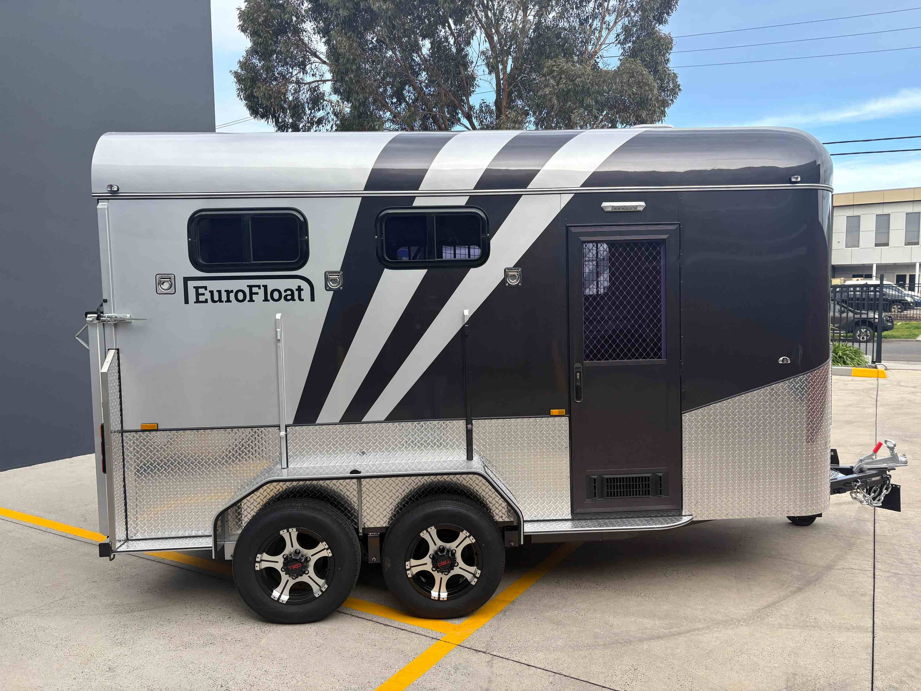 2 Horse Angle Load Camper Float L860 SN
