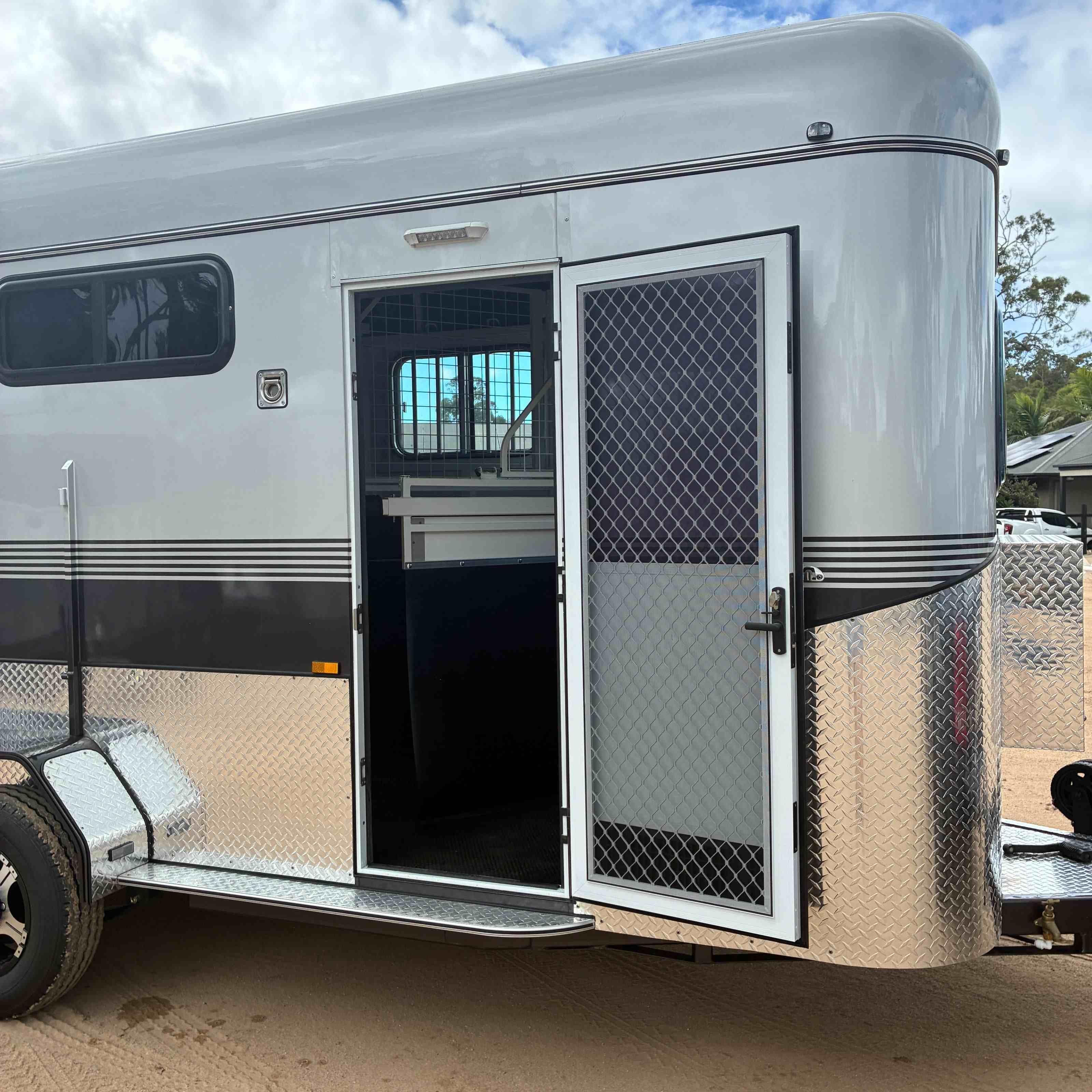 3 Horse Angle Load Camper Float L500 SN