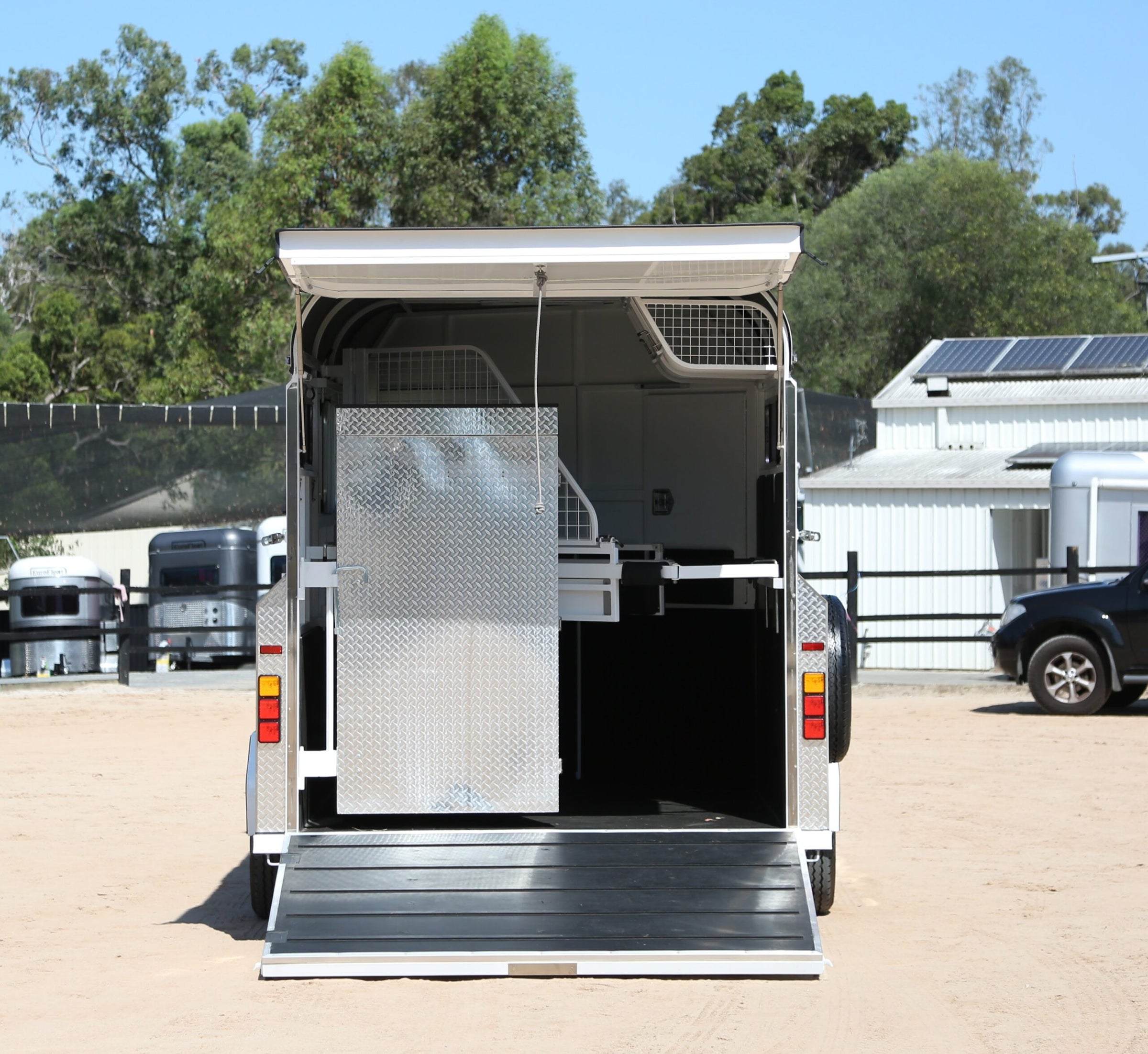 2 Horse Angle Load Camper Float Mid Overnighter SN 2.1 770.B