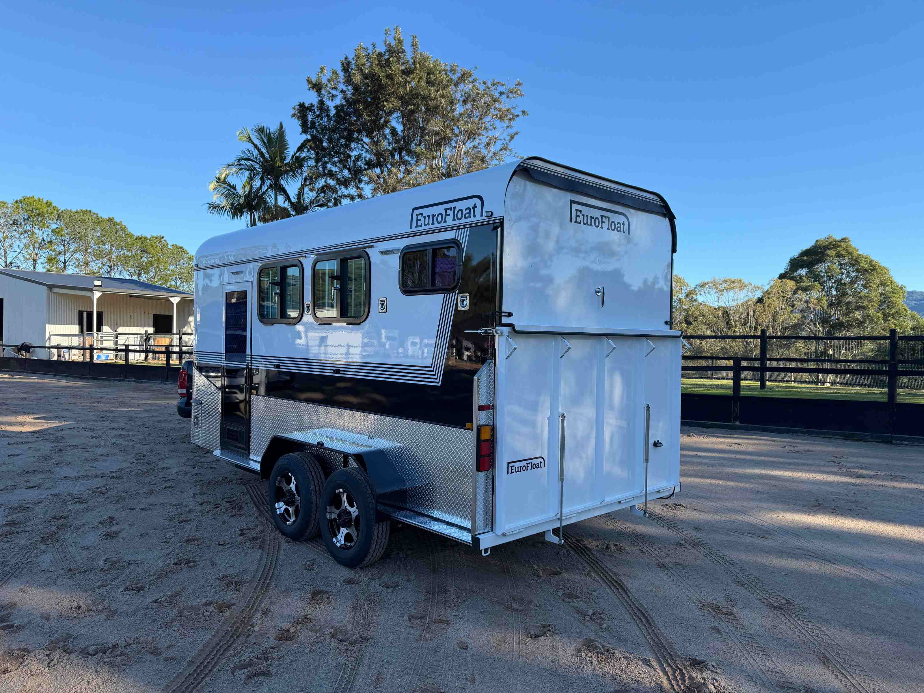 2 Horse Angle Load Camper Float Compact Overnighter SN 2.1