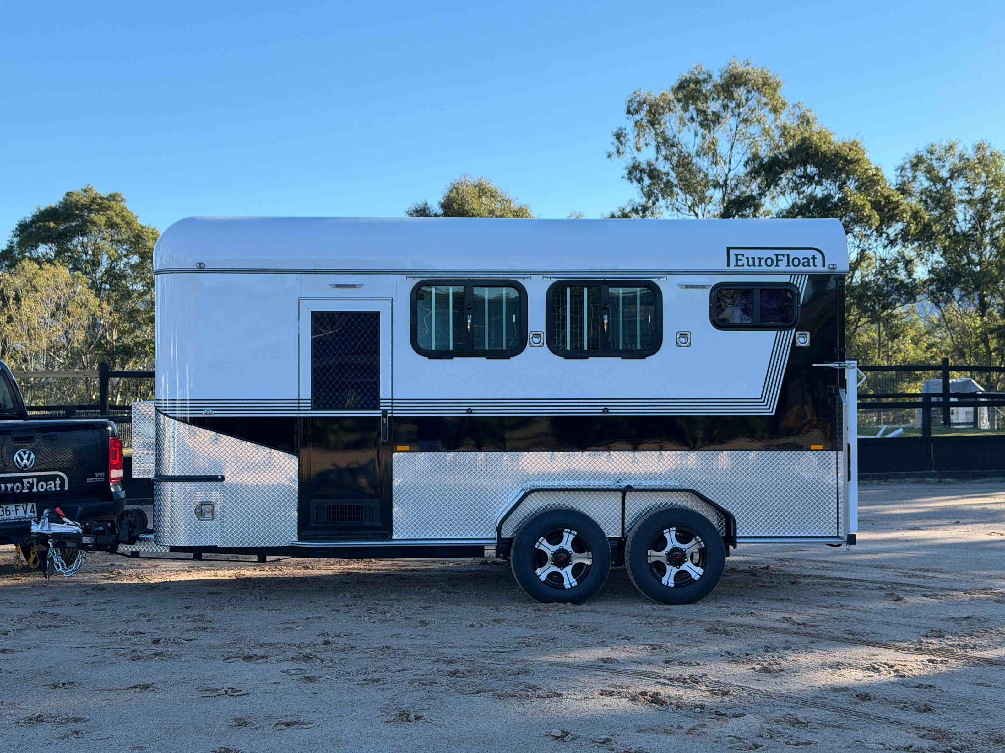 2 Horse Angle Load Camper Float Compact Overnighter SN 2.1 - Image 24