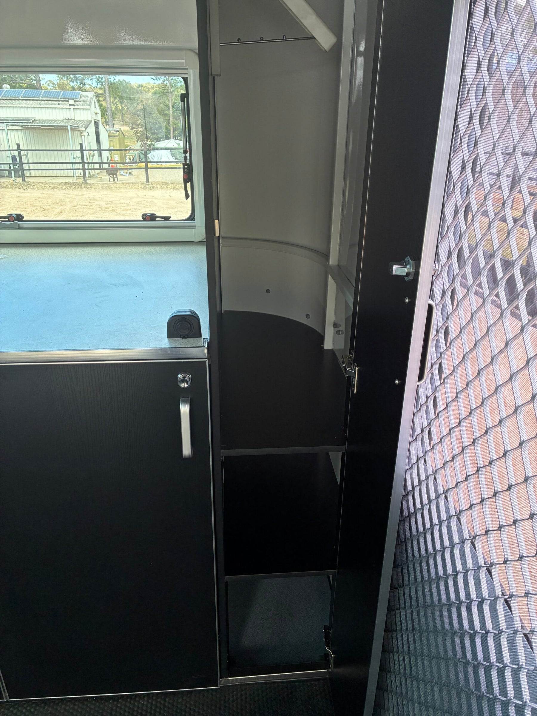 3 Horse Angle Load Camper Float L500 SN - Image 26