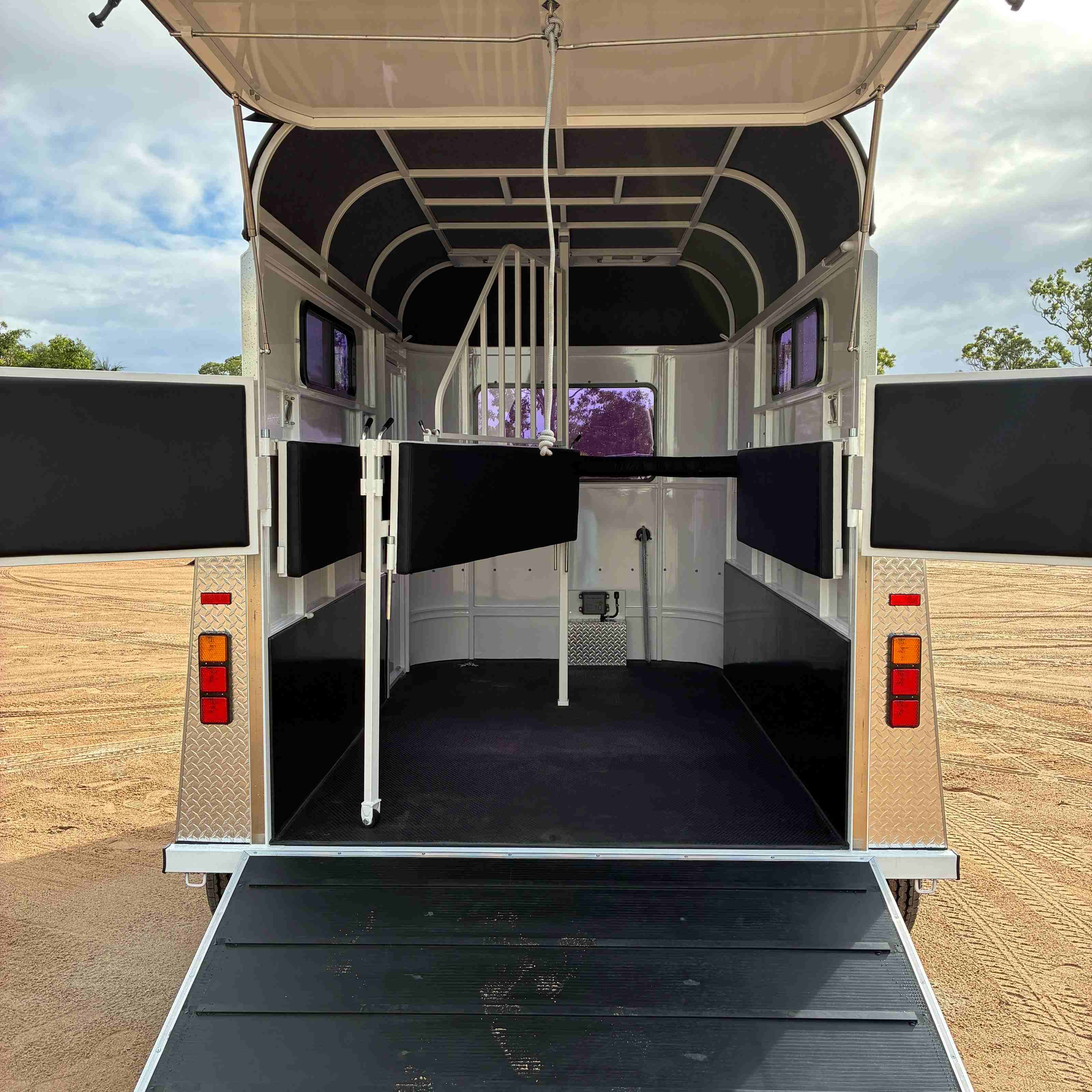 2 Horse Straight Load Float S SN