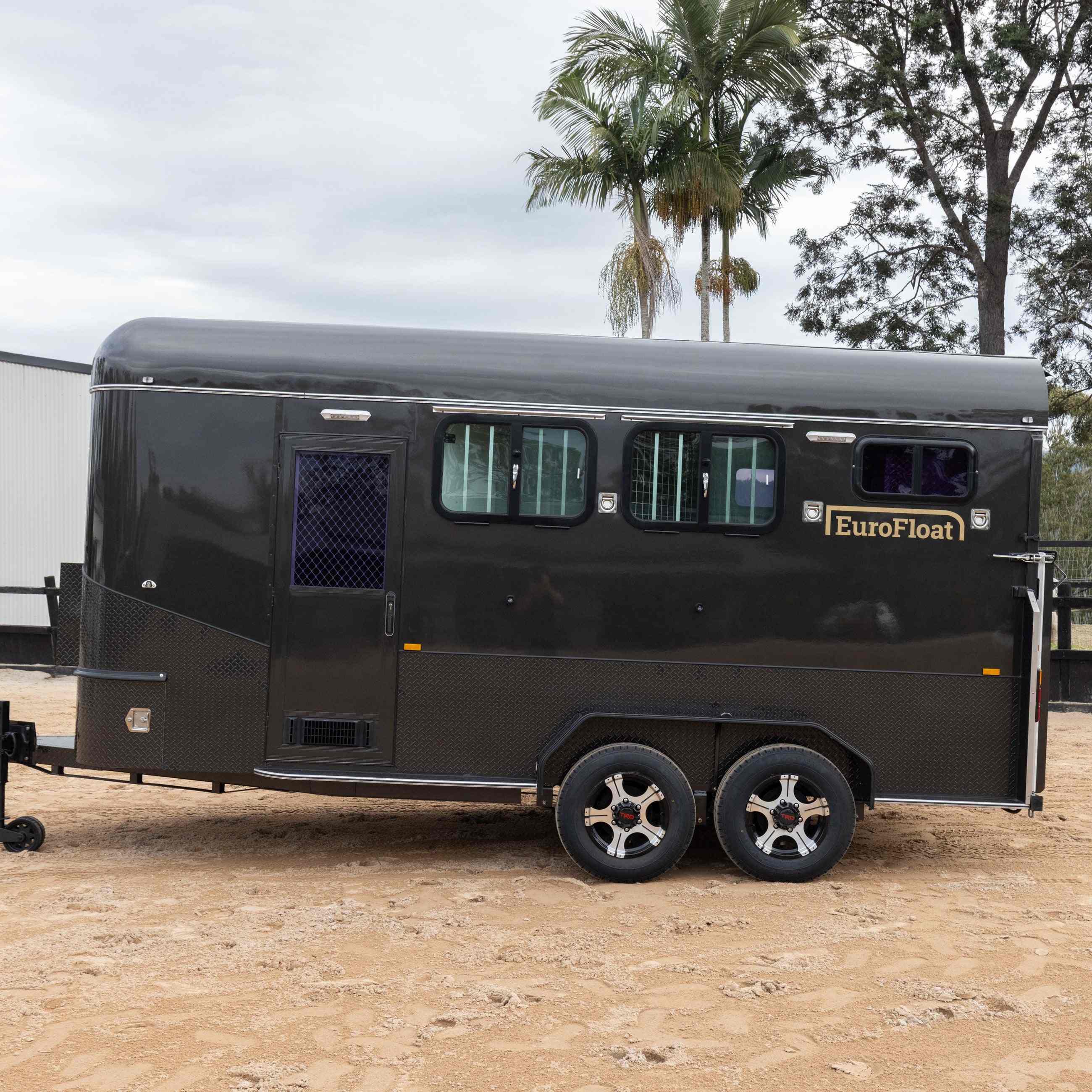 2 Horse Angle Load Camper Float Compact Overnighter SN 2.1