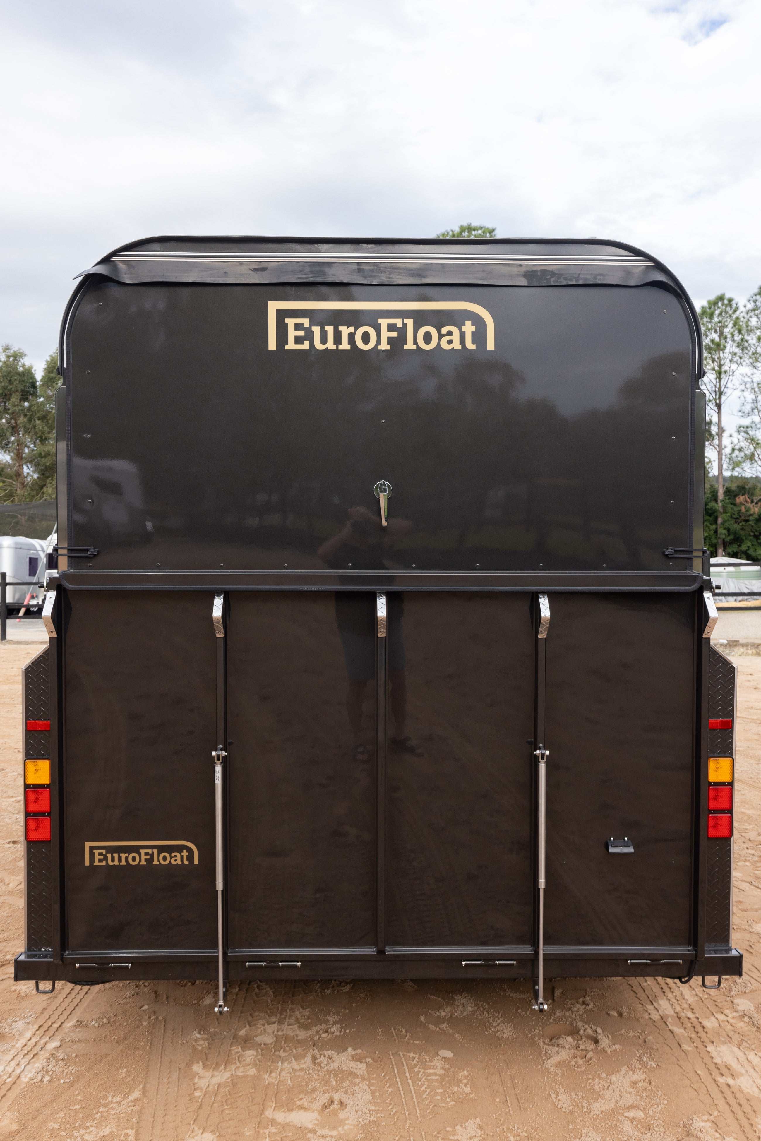 2 Horse Angle Load Camper Float Compact Overnighter SN 2.1