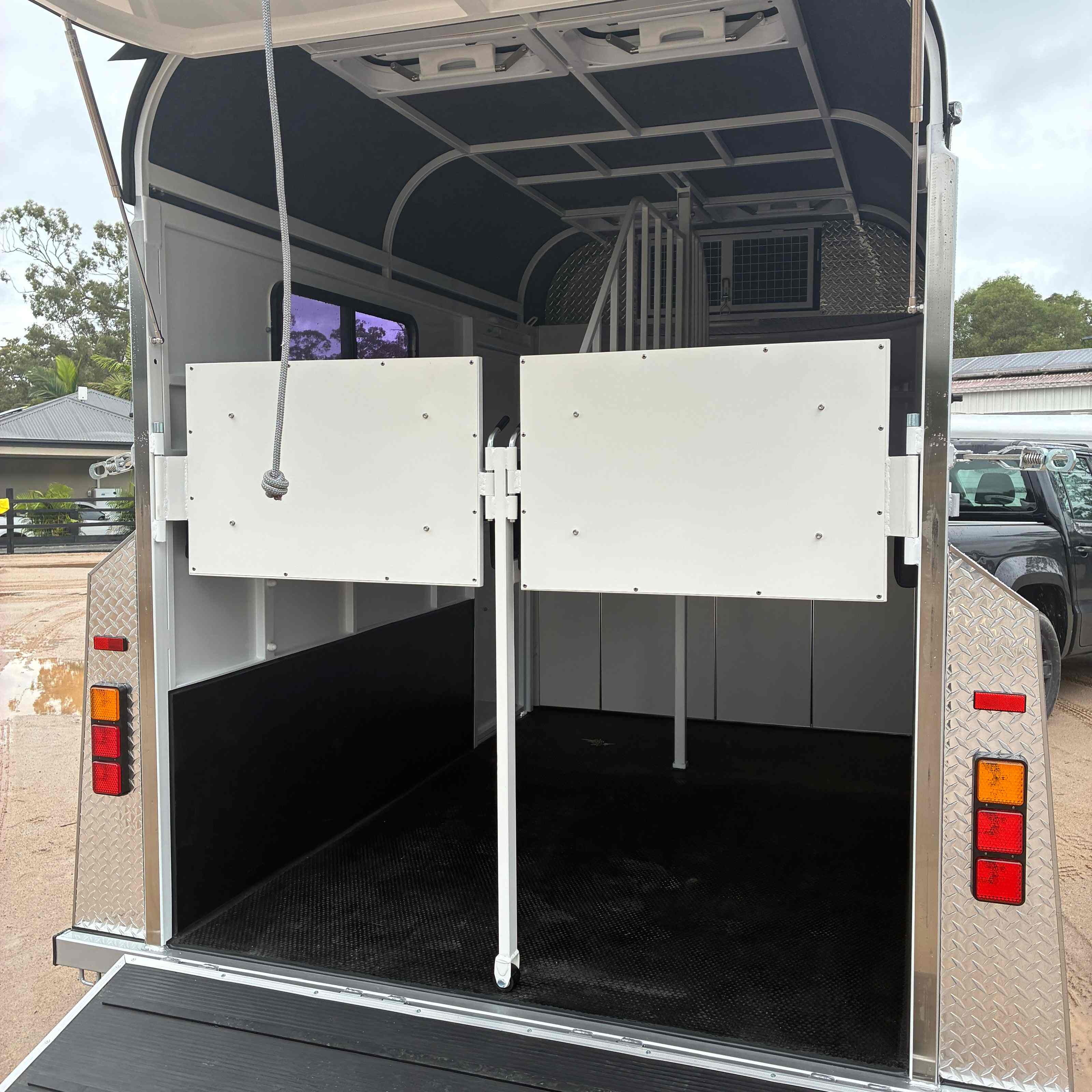 2 Horse Straight Load Float L400 RN Classic - Image 13