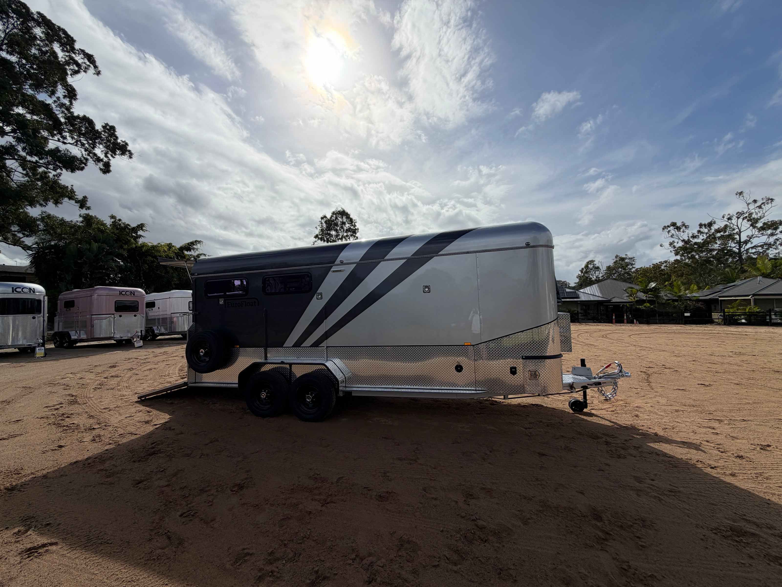 3 Horse Angle Load Camper Float Ultimate Overnighter SN 3.1 - Image 43