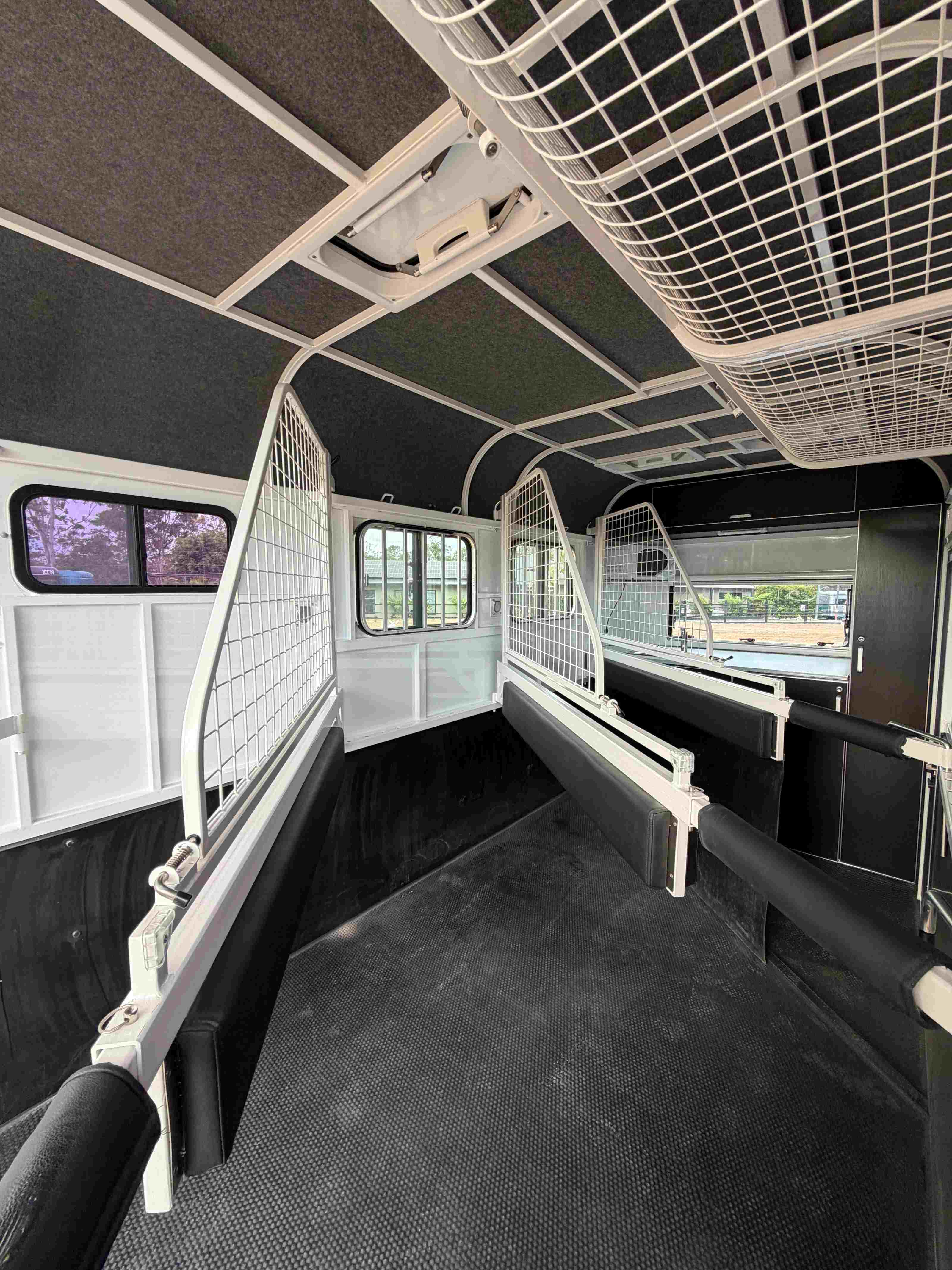 2 Horse Angle Load Camper Float L860 SN
