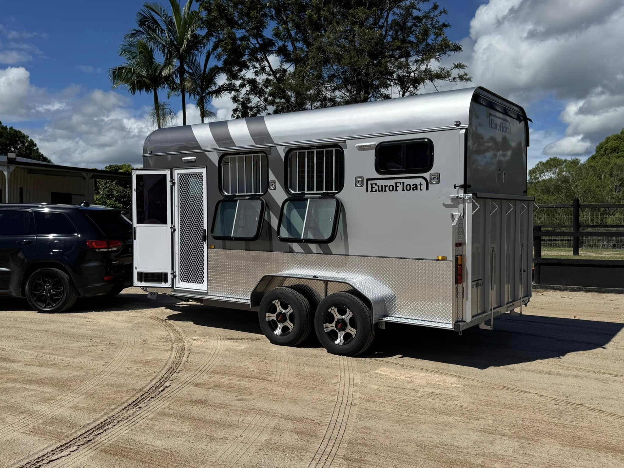 2 Horse Angle Load Camper Float Compact Overnighter SN 1.0 - Image 2