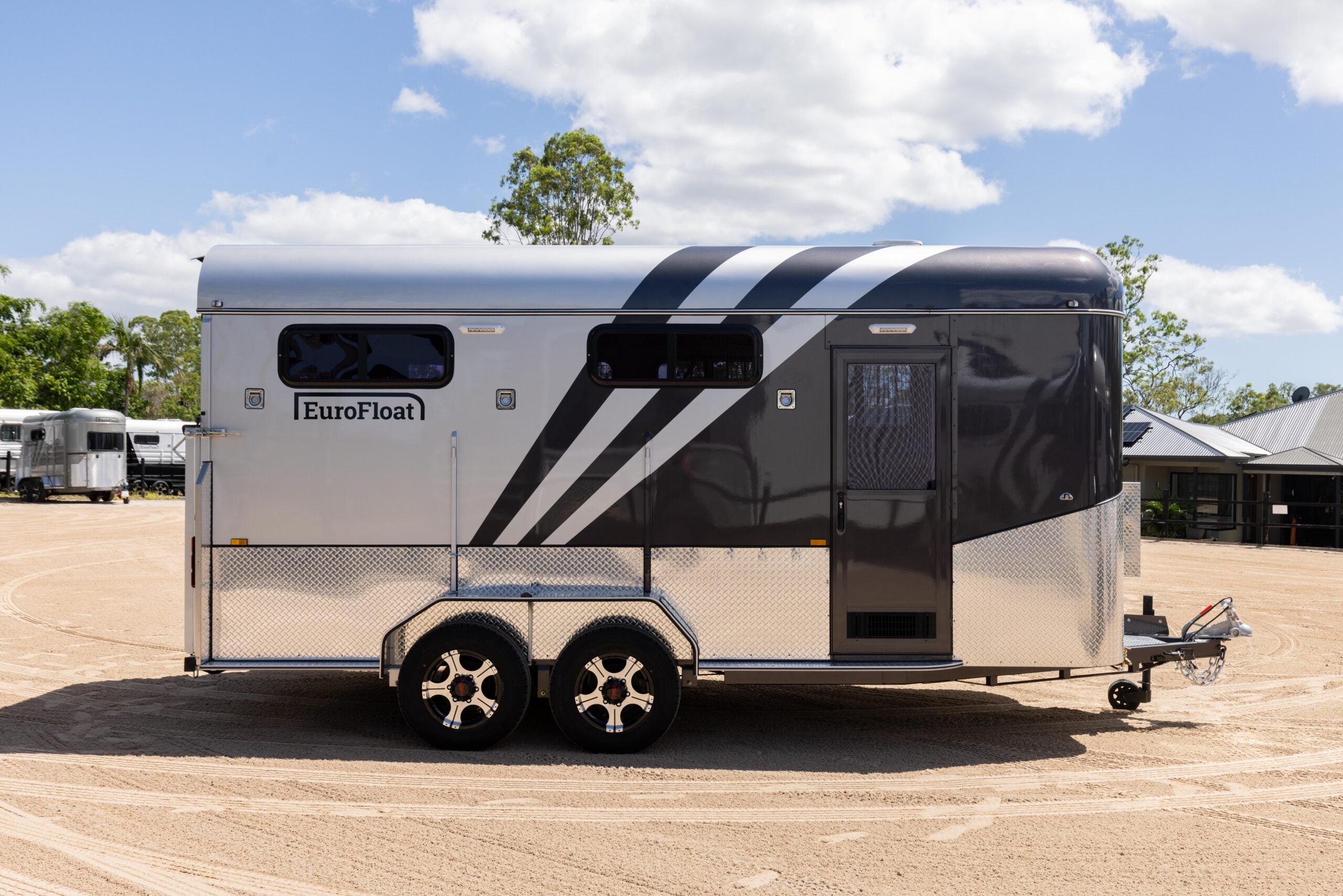 3 Horse Angle Load Camper Float L500 SN Eventer - Image 4