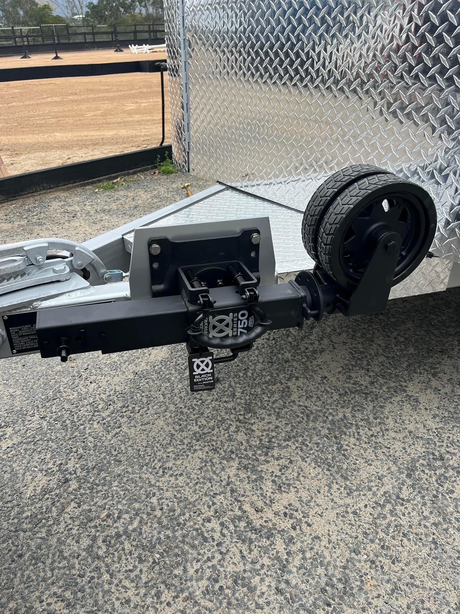 2 Horse Straight Load Camper Float L600 SN - Image 3