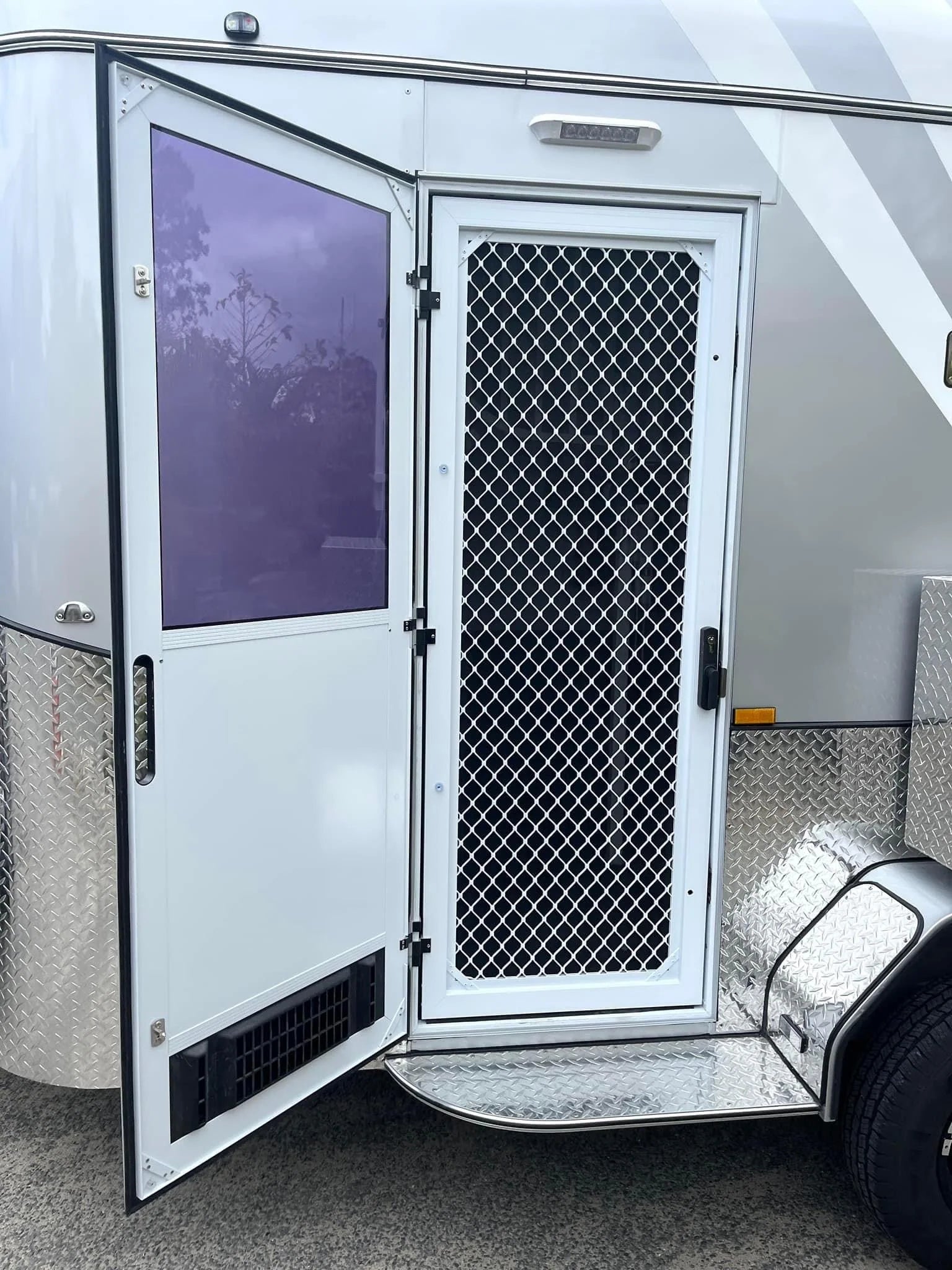 2 Horse Straight Load Camper Float L600 SN - Image 5