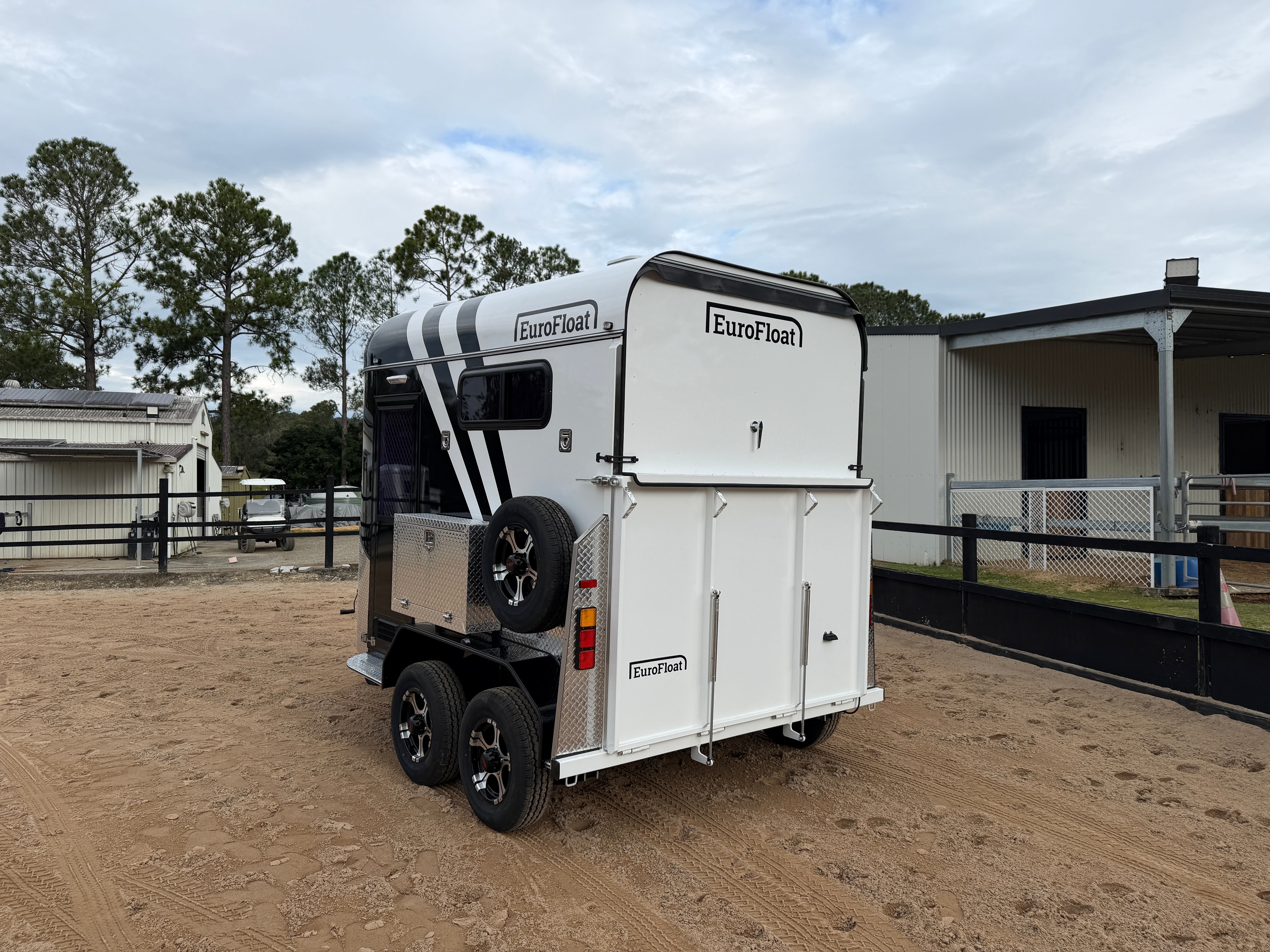 2 Horse Straight Load Camper Float L500 RN - Image 3