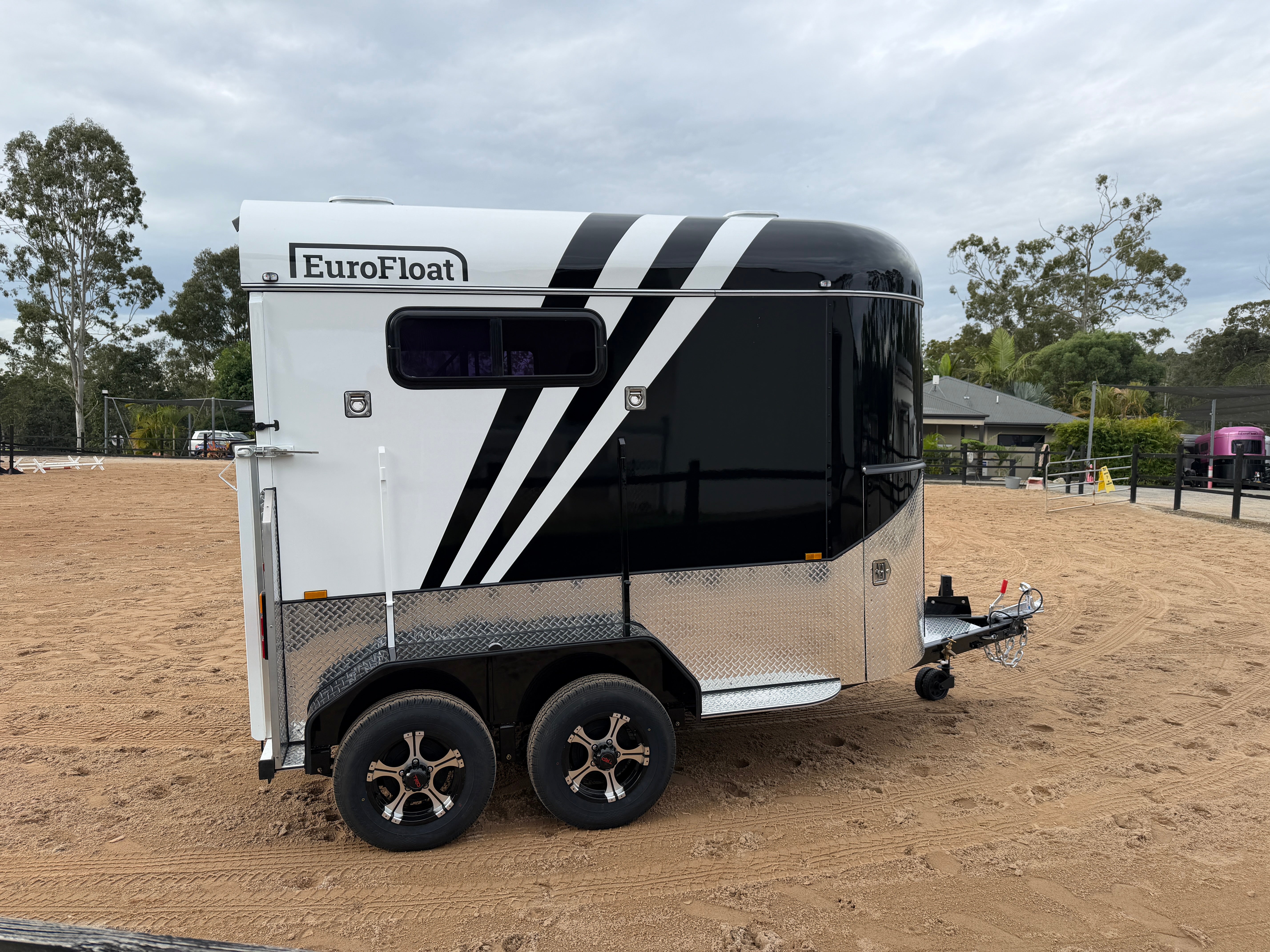 2 Horse Straight Load Camper Float L500 RN - Image 5